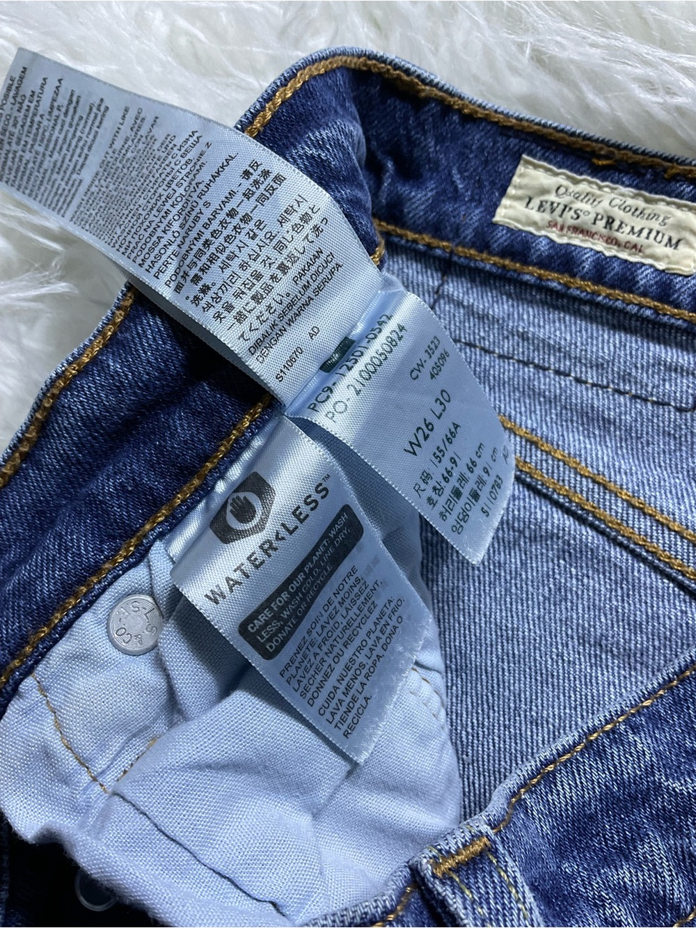 Levi’s 501 Original Fit Women's Jeans in Erin Can't Wait - Picture 3 of 6